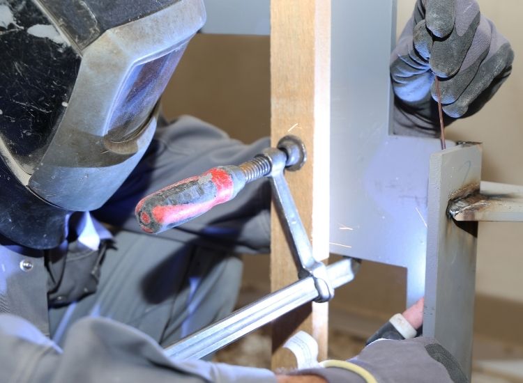 Soldadura de precisión en el taller de JOFAROD
